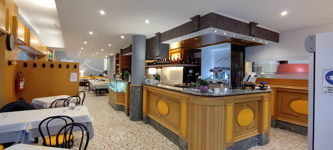 Bancone bar e ingresso del locale