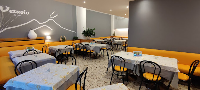 Sala interna della pizzeria con la sagoma del Vesuvio sul muro